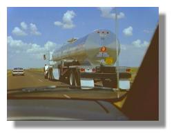 Truck mit "glänzendem" Anhänger auf dem Freeway nach Vegas