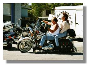 Harleyfahrer mit Braut vor dem Mamaloe´s Cyle Store auf dem Weg nach KEY WEST (KW) Florida - USA 
